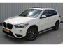 BMW X1 XDRIVE2.8I High Executive | Incl. 12 maanden garantie | Stoelverwarming | Cruise control | Climate control | Parkeercamera | Schuif/kantel dak | Elektrische achterklep | Memory seat | Navigatie | Bluetooth |
