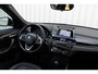 BMW X1 XDRIVE2.8I High Executive | Incl. 12 maanden garantie | Stoelverwarming | Cruise control | Climate control | Parkeercamera | Schuif/kantel dak | Elektrische achterklep | Memory seat | Navigatie | Bluetooth |