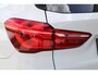 BMW X1 XDRIVE2.8I High Executive | Incl. 12 maanden garantie | Stoelverwarming | Cruise control | Climate control | Parkeercamera | Schuif/kantel dak | Elektrische achterklep | Memory seat | Navigatie | Bluetooth |