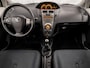 Toyota Yaris 1.3 VVTi Sport (CLIMATE, 5 DEURS, ELEK RAMEN, SPORTSTOELEN, TREKHAAK, NIEUWE APK, NIEUWSTAAT)