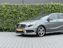 Mercedes-Benz A-klasse 180 Ambition Comfort, AMG-PAKKET, PANORAMADAK, LED, NL AUTO, NAP LOGISCH, LEDER/ALCANTARA, AIRCO, NAVIGATIE, CRUISE CONTROL, LICHTMETAAL 18"