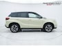 Suzuki Vitara 1.5 Hybrid Style Automaat Panoramadak uit 2023 Rijklaar + Fabrieksgarantie Henk Jongen Auto's in Helmond, al 50 jaar service zoals 't hoort!