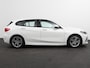 BMW 1-Serie 118i M-Sport Automaat Digitale Cockpit Climate control Stoel verwarming LED Sfeer verlichting Lichtmetalen velgen Navigatie Apple carplay/ Android auto Parkeersensoren