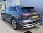 Audi E-tron 55 quattro S-Line 95 kWh / 94% SOH/ LUCHTVERING/ 408 PK/ PANO/ 2X S-LINE/ CAMERA/ PARK. SENSOREN/ MEMORY SEATS/ ELEK. ACHTERKLEP/ STOELVERWARM./ SMARTPHONE INTERFACE/ ADAPT. CRUISE/ AFDAAL ASSISTENT/ NAVI/ CLIMA/ DAB