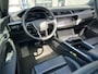 Audi E-tron 55 quattro S-Line 95 kWh / 94% SOH/ LUCHTVERING/ 408 PK/ PANO/ 2X S-LINE/ CAMERA/ PARK. SENSOREN/ MEMORY SEATS/ ELEK. ACHTERKLEP/ STOELVERWARM./ SMARTPHONE INTERFACE/ ADAPT. CRUISE/ AFDAAL ASSISTENT/ NAVI/ CLIMA/ DAB