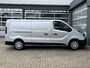 Renault Trafic 2.0 dCi 120pk L2H1 Airco Cruise control Trekhaak 2000kg trekgewicht Parkeersensoren achter 3-Persoons Bluetooth telefoonverbinding 1e eigenaar Euro 6