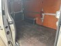 Renault Trafic 2.0 dCi 120pk L2H1 Airco Cruise control Trekhaak 2000kg trekgewicht Parkeersensoren achter 3-Persoons Bluetooth telefoonverbinding 1e eigenaar Euro 6