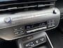 Hyundai Kona Electric Pure Edition 64.8 kWh / Stuur & Stoelverwarming / Navigatie / Achteruitrijcamera / Apple CarPlay & Android Auto / Parkeersensoren V + A /