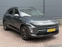 Hyundai Kona Electric Pure Edition 64.8 kWh / Stuur & Stoelverwarming / Navigatie / Achteruitrijcamera / Apple CarPlay & Android Auto / Parkeersensoren V + A /