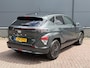 Hyundai Kona Electric Pure Edition 64.8 kWh / Stuur & Stoelverwarming / Navigatie / Achteruitrijcamera / Apple CarPlay & Android Auto / Parkeersensoren V + A /