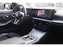 BMW 3-Serie Touring (g21) 330e M-Sport 292pk | LED | Sfeer | Trekhaak | Camera | Stoelverwarming | Leder