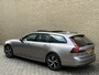 Volvo V90 2.0 T6 340pk AWD Recharge | Panoramadak | 360 camera | Adaptieve cruise | Trekhaak wegklapbaar | Apple CarPlay | Lederen bekleding | Elektrische achterklep | Virtueel cockpit | Dodehoekdetectie | Stoel&stuurverwarming | Harman&kardon audio | Full-LED | DAB | Head up display | Keyless | Volledig dealeronderhouden