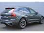 Volvo XC60 2.0 T8 Plug-in hybrid AWD Ultra Executive Ed. | Bowers & Wilkins | Head-up Display | Luchtvering | Gelaagde Zijruiten | Panoramisch Schuif-/Kanteldak | Visual Park Assist incl. 360° Camera | Nappa Lederen Bekleding | Stoelventilatie Voorin | Stuurverwarming | Stoelverwarming Voor en Achter | Massagefunctie Voorin | 21-Inch Lichtmetalen Velgen | Adaptieve Cruise Control | Pilot Assist | BLIS | Elektrische Achterklep | Elektrisch Verstelbare Voorstoelen Met Memory | Getint Glas | Charcoal Hemelbekleding |