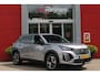 Peugeot 2008 1.2 100PK ALLURE | TREKHAAK | CAMERA VOOR + ACHTER | NAVIGATIE | DRAADLOZE APPLE CARPLAY/ANDROID AUTO | LED KOPLAMPEN | ALL SEASON BANDEN | ADAPTIVE CRUISE CONTROL | DODEHOEK DETECTIE | CLIMATE CONTROL | DAB+ RADIO |