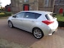 Toyota Auris 1.8 Hybrid 136pk Aut Dynamic bij Toyota specialist, rijklaar met 12 maanden garantie