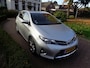Toyota Auris 1.8 Hybrid 136pk Aut Dynamic bij Toyota specialist, rijklaar met 12 maanden garantie