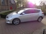 Toyota Auris 1.8 Hybrid 136pk Aut Dynamic bij Toyota specialist, rijklaar met 12 maanden garantie