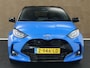 Toyota Yaris 1.5 Hybrid 130 Launch Edition - ORIGINEEL NEDERLANDSE AUTO - AFKOMSTIG VAN 1E EIGENAAR - DEELS LEDEREN BEKLEDING - PARKEERSENSOREN VOOR/ ACHTER - NAVIGATIE - HEAD UP DISPLAY - STUUR EN STOELVERWARMING - 17 INCH LICHT METALEN VELGEN - JBL AUDIO - DODEHOEK DETECTIE