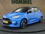 Toyota Yaris 1.5 Hybrid 130 Launch Edition - ORIGINEEL NEDERLANDSE AUTO - AFKOMSTIG VAN 1E EIGENAAR - DEELS LEDEREN BEKLEDING - PARKEERSENSOREN VOOR/ ACHTER - NAVIGATIE - HEAD UP DISPLAY - STUUR EN STOELVERWARMING - 17 INCH LICHT METALEN VELGEN - JBL AUDIO - DODEHOEK DETECTIE