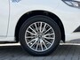Mitsubishi Outlander 2.4 PHEV Intense+ / 8 jaar Garantie / Afneembare Trekhaak 1.500 KG Trekgewicht / Dealer Onderhouden / Camera / Apple Carplay Android Auto / Elektrisch Verstelbare Stoel / Navigatie / Stoel Verwarming / Keyless Entree/Start /