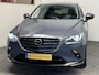 Mazda CX-3 2.0 SKYACTIV-G 121 LUXURY NAVIGATIE CRUISE CONTROL HEAD-UP DISPLAY KEYLESS GO RIJSTROOKSENSSOREN DODEHOEKSENSOREN ACHTERUITRIJCAMERA ZEER MOOI !!