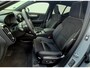 Volvo XC40 2.0 B3 Ultra Black Edition Model jaar 2026 - Panorama dak - R980 interieur - 20"Licht metaal - Alarm - 360 Camera - Two tone zwart dak en spiegelkappen - Privacy glas