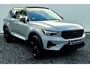 Volvo XC40 2.0 B3 Ultra Black Edition Model jaar 2026 - Panorama dak - R980 interieur - 20"Licht metaal - Alarm - 360 Camera - Two tone zwart dak en spiegelkappen - Privacy glas