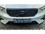 Volvo XC40 2.0 B3 Ultra Black Edition Model jaar 2026 - Panorama dak - R980 interieur - 20"Licht metaal - Alarm - 360 Camera - Two tone zwart dak en spiegelkappen - Privacy glas