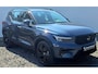 Volvo XC40 2.0 B3 Plus Black Edition MY 2026 - 20” Wielen - Adaptive Cruise Control - Harman Kardon Audio - Climate - R7C0 Interieur – Camera achter - PDC voor en achter - Power seats links met memory - Two Tone