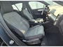 Volvo XC40 2.0 B3 Plus Black Edition MY 2026 - 20” Wielen - Adaptive Cruise Control - Harman Kardon Audio - Climate - R7C0 Interieur – Camera achter - PDC voor en achter - Power seats links met memory - Two Tone