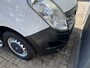 Renault Master T35 2.3 dCi L3H3 5-Persoons Ideaal voor Camper!! BTW EN BPM VRIJ!! Airco Cruise controle Kastinrichting Trekhaak 2500kg Trekgewicht Schuifdeur Ruiten om hele auto Semi automaat Euro 6 Ex overheid
