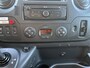 Renault Master T35 2.3 dCi L3H3 5-Persoons Ideaal voor Camper!! BTW EN BPM VRIJ!! Airco Cruise controle Kastinrichting Trekhaak 2500kg Trekgewicht Schuifdeur Ruiten om hele auto Semi automaat Euro 6 Ex overheid