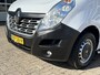 Renault Master T35 2.3 dCi L3H3 5-Persoons Ideaal voor Camper!! BTW EN BPM VRIJ!! Airco Cruise controle Kastinrichting Trekhaak 2500kg Trekgewicht Schuifdeur Ruiten om hele auto Semi automaat Euro 6 Ex overheid