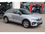 Volkswagen T-Roc 1.5 TSI R-Line 150PK / 110kW DSG, Trekhaak, R-Line in- en exterieur, ErgoActive bestuurdersstoel met massagefunctie, verwarmbare voorstoelen, achteruitrijcamera (Rear View), navigatie, elektrisch verstel-, verwarm- en inklapbare buitenspiegels, parkeerassistent (Park Assist), grootlichtassistent (Light Assist), LED plus koplampen, adaptieve cruise control (ACC), licht- & regensensor, 2-zone climatronic, draadloos Apple Carplay & Android Auto, ambiente verlichting, 17" 'Valencia' LMV, DAB+, parkeersensoren voor en achter (PDC)