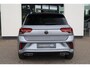 Volkswagen T-Roc 1.5 TSI R-Line 150PK / 110kW DSG, Trekhaak, R-Line in- en exterieur, ErgoActive bestuurdersstoel met massagefunctie, verwarmbare voorstoelen, achteruitrijcamera (Rear View), navigatie, elektrisch verstel-, verwarm- en inklapbare buitenspiegels, parkeerassistent (Park Assist), grootlichtassistent (Light Assist), LED plus koplampen, adaptieve cruise control (ACC), licht- & regensensor, 2-zone climatronic, draadloos Apple Carplay & Android Auto, ambiente verlichting, 17" 'Valencia' LMV, DAB+, parkeersensoren voor en achter (PDC)