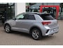 Volkswagen T-Roc 1.5 TSI R-Line 150PK / 110kW DSG, Trekhaak, R-Line in- en exterieur, ErgoActive bestuurdersstoel met massagefunctie, verwarmbare voorstoelen, achteruitrijcamera (Rear View), navigatie, elektrisch verstel-, verwarm- en inklapbare buitenspiegels, parkeerassistent (Park Assist), grootlichtassistent (Light Assist), LED plus koplampen, adaptieve cruise control (ACC), licht- & regensensor, 2-zone climatronic, draadloos Apple Carplay & Android Auto, ambiente verlichting, 17" 'Valencia' LMV, DAB+, parkeersensoren voor en achter (PDC)