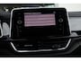 Volkswagen T-Roc 1.5 TSI R-Line 150PK / 110kW DSG, Trekhaak, R-Line in- en exterieur, ErgoActive bestuurdersstoel met massagefunctie, verwarmbare voorstoelen, achteruitrijcamera (Rear View), navigatie, elektrisch verstel-, verwarm- en inklapbare buitenspiegels, parkeerassistent (Park Assist), grootlichtassistent (Light Assist), LED plus koplampen, adaptieve cruise control (ACC), licht- & regensensor, 2-zone climatronic, draadloos Apple Carplay & Android Auto, ambiente verlichting, 17" 'Valencia' LMV, DAB+, parkeersensoren voor en achter (PDC)