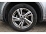 Volkswagen T-Roc 1.5 TSI R-Line 150PK / 110kW DSG, Trekhaak, R-Line in- en exterieur, ErgoActive bestuurdersstoel met massagefunctie, verwarmbare voorstoelen, achteruitrijcamera (Rear View), navigatie, elektrisch verstel-, verwarm- en inklapbare buitenspiegels, parkeerassistent (Park Assist), grootlichtassistent (Light Assist), LED plus koplampen, adaptieve cruise control (ACC), licht- & regensensor, 2-zone climatronic, draadloos Apple Carplay & Android Auto, ambiente verlichting, 17" 'Valencia' LMV, DAB+, parkeersensoren voor en achter (PDC)