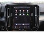 Volvo XC40 B3 Plus Dark - IntelliSafe Assist & Surround - 360º Camera - Harman/Kardon audio - Verwarmde voorstoelen, stuur & achterbank - Parkeersensoren voor & achter - Elektr. bedienb. voorstoelen met geheugen links - Draadloze tel. lader - Standkachel - Extra getint glas - Inklapbare trekhaak - 18' LMV