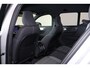 Volvo XC40 B3 Plus Dark - IntelliSafe Assist & Surround - 360º Camera - Harman/Kardon audio - Verwarmde voorstoelen, stuur & achterbank - Parkeersensoren voor & achter - Elektr. bedienb. voorstoelen met geheugen links - Draadloze tel. lader - Standkachel - Extra getint glas - Inklapbare trekhaak - 18' LMV