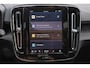 Volvo EX40 Extended Range Plus 82 kWh - IntelliSafe Assist & Surround - 360º Camera - Verwarmde voorstoelen, stuur & achterbank - Parkeersensoren voor & achter - Elektr. bedienb. bestuurdersstoel met geheugen - Draadloze tel. lader - Warmtepomp - Extra getint glas - Inklapbare trekhaak - 19' LMV