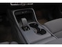 Volvo EX40 Extended Range Plus 82 kWh - IntelliSafe Assist & Surround - 360º Camera - Verwarmde voorstoelen, stuur & achterbank - Parkeersensoren voor & achter - Elektr. bedienb. bestuurdersstoel met geheugen - Draadloze tel. lader - Warmtepomp - Extra getint glas - Inklapbare trekhaak - 19' LMV