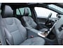 Volvo V60 Cross Country 2.0 T5 Summum | Harman/Kardon audio | Schuif/kantel dak | Adaptieve cruise control | Achteruitrijcamera | Standkachel | Afneembare trekhaak | DAB radio | Geïntegreerde kinderzitjes achterbank |