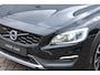 Volvo V60 Cross Country 2.0 T5 Summum | Harman/Kardon audio | Schuif/kantel dak | Adaptieve cruise control | Achteruitrijcamera | Standkachel | Afneembare trekhaak | DAB radio | Geïntegreerde kinderzitjes achterbank |