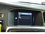 Volvo V60 Cross Country 2.0 T5 Summum | Harman/Kardon audio | Schuif/kantel dak | Adaptieve cruise control | Achteruitrijcamera | Standkachel | Afneembare trekhaak | DAB radio | Geïntegreerde kinderzitjes achterbank |