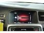 Volvo V60 Cross Country 2.0 T5 Summum | Harman/Kardon audio | Schuif/kantel dak | Adaptieve cruise control | Achteruitrijcamera | Standkachel | Afneembare trekhaak | DAB radio | Geïntegreerde kinderzitjes achterbank |