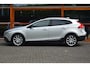 Volvo V40 Cross Country T3 Geartronic | Camera | Trekhaak 1500 kg | Standkachel | Volvo On Call | Stoelverwarming |