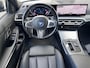 BMW 3-Serie Touring 330e xDrive 292 pk / Dealer onderhouden / Accu SoH 92 % / M-Sport / XDrive / Elektrische trekhaak 1.500 kg / Leer / Elektrische klep / Apple Carplay Android / 19" LM wielen / 17" Winterwielen set inclusief /