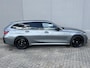 BMW 3-Serie Touring 330e xDrive 292 pk / Dealer onderhouden / Accu SoH 92 % / M-Sport / XDrive / Elektrische trekhaak 1.500 kg / Leer / Elektrische klep / Apple Carplay Android / 19" LM wielen / 17" Winterwielen set inclusief /