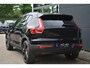 Volvo XC40 B4 Plus Black Edition | Panoramisch Schuif-/Kanteldak | 360 Graden Camera | Google Navigatie | Harman Kardon Premium Sound | Elektrische voorstoelen | Keyless | BLIS | Adaptieve Cruise Control | Pilot Assist | 20 inch Lichtmetalen Velgen | Elektrische Achterklep |